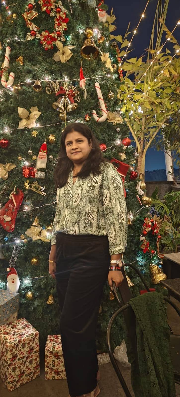 Student volunteer supporting education access for children in need